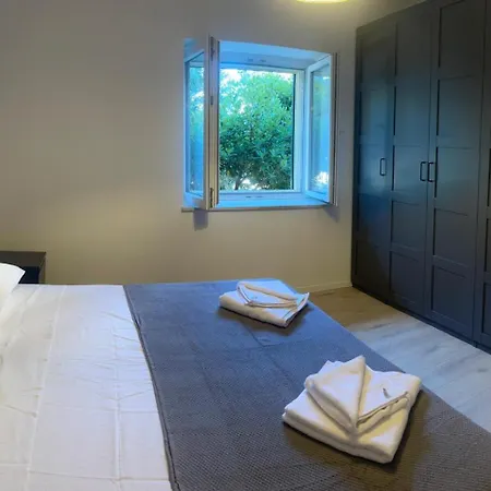 Suzy Apartment, Dugi Rat